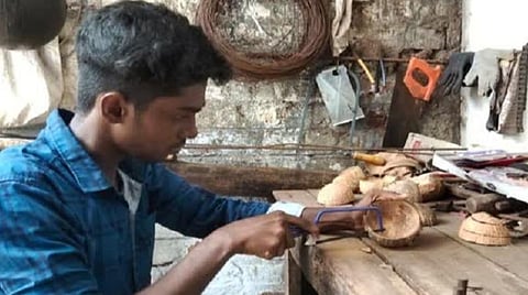 தேங்காய்ச் சிரட்டையில் கலைப் பொருட்கள் செய்து அசத்தும் தென்காசி மாணவர்