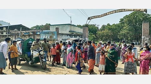 வேலூர் சலவன்பேட்டை அம்மணாங்குட்டை மாயனம் அருகே மாநகராட்சி குப்பை வண்டியை சிறைபிடித்த பொதுமக்கள். படம்: வி.எம்.மணிநாதன்.
