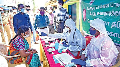 கரோனா தொற்றை கட்டுப்படுத்த பெருநகர சென்னை மாநகராட்சி சார்பில் அதிக அளவில் சிறப்பு மருத்துவ முகாம்கள் நடத்தப் படுகின்றன. அண்ணாநகர் மண்டலம் என்.எஸ்.கே சாலை பகுதியில் நோய் எதிர்ப்பு சக்தியை கண்டறியும் கரோனா தடுப்பு இரண்டாம் கட்ட முகாமை சுகாதாரத் துறை அமைச்சர் சி.விஜயபாஸ்கர் நேற்று பார்வையிட்டார். துறை செயலாளர் ஜெ.ராதாகிருஷ்ணன், பெருநகர சென்னை மாநகராட்சி ஆணையர் பிரகாஷ் ஆகியோர் உடனிருந்தனர். படம்: ம.பிரபு