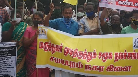 சமயபுரத்தில் ஆர்ப்பாட்டத்தில் ஈடுபட்ட தமிழ்நாடு மருத்துவர் சமூக நலச் சங்கம்-முடி திருத்தும் தொழிலாளர் நலச் சங்கத்தினர்.