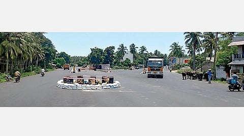 இளையனார்  குப்பம் அருகே ரவுண்டானா மற்றும் தானியங்கி சிக்னல் அமைக்க வேண்டிய பழைய மற்றும் புதிய சாலைகள் இணையும் பகுதி. படம்: கோ.கார்த்திக்