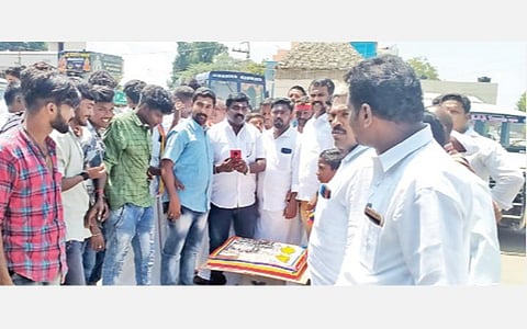 அன்புமணி ராமதாஸ் பிறந்த நாளையொட்டி அலங்காநல்லூர் கேட்டுக் கடை சந்திப்பு சாலையில் கேக் வெட்டிக் கொண்டாடிய பாமகவினர்.