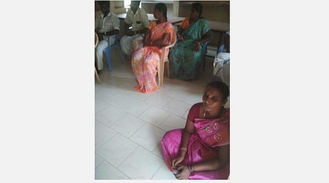 சமூக வலைதளங்களில் பரவிய ஊராட்சி மன்றக் கூட்டத்தில் ஊராட்சித் தலைவர் ராஜேஸ்வரி தரையில் அமர்ந்திருக்கும் படம்.