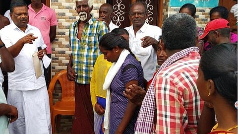 கேரளா மண்சரிவில் சிக்கி உயரிழந்த கயத்தாறு பாரதி நகரைச்சேர்ந்தவர்களின் உறவினர்களை தேவிகுளம் எம்.எல்.ஏ. ராஜேந்திரன் சந்தித்து ஆறுதல் கூறினார்.