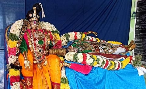 காரைக்கால் நித்ய கல்யாணப் பெருமாள் கோயிலில் ஸ்ரீ ஆண்டாள் ரங்க மன்னர் அலங்காரத்தில் காட்சியளித்த நித்ய கல்யாணப் பெருமாள்.