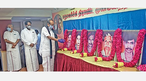 சென்னை எழும்பூரில் உள்ள மதிமுக தலைமை அலுவலகமான தாயகத்தில் சூளுரை நாள் நேற்று நடந்தது. இந்நிகழ்ச்சியில், தியாகிகளின் உருவப் படங்களுக்கு பொதுச் செயலாளர் வைகோ மலர் தூவி மரியாதை செலுத்தினார். மல்லை சத்யா உள்ளிட்ட கட்சி நிர்வாகிகள் உடனிருந்தனர். படம்: ம.பிரபு