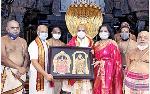 திருமலை திருப்பதி தேவஸ்தானத்தின் புதிய தலைமை நிர்வாக அதிகாரியாக டாக்டர் கேஎஸ். ஜவஹர் ரெட்டி (சிவப்பு சால்வை அணிந்திருப்பவர்) நேற்று பொறுப்பேற்றார். அவருக்கு கூடுதல் நிர்வாக அதிகாரி தர்மா ரெட்டி சுவாமியின் திரு உருவப்படத்தையும், தீர்த்த, பிரசாதங்களையும் வழங்கி கவுரவித்தார்.