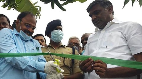 ராணி மங்கம்மாள் குளத்தை அமைச்சர் கே.சி.வீரமணி திறந்து வைத்தார். குளத்தை பொதுமக்கள் ஆர்வமுடன் பார்த்து ரசித்தனர்.