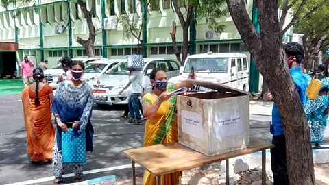 முதல்வர் வருகைக்காக ஆயத்தமாகும் விருதுநகர் ஆட்சியர் அலுவலகம்: மரத்தடிக்கு ஓரங்கட்டப்பட்ட மனுக்கள் போடும் பெட்டி