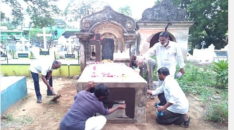 முதல் இந்திய நீதிபதி மாயூரம் வேதநாயகம் பிள்ளையின் பிறந்த நாளில் பொலிவு பெற்ற கல்லறை