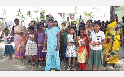 எழுத்தூரில் நடைபெற்ற உலக பெண் குழந்தைகள் தின விழாவில் மரக்கன்றுகளை பெற்ற சிறுமிகள். படம்: ந.முருகவேல்.