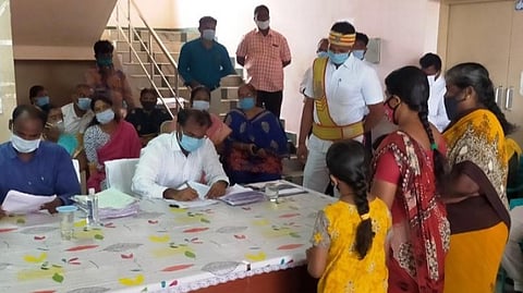 ஆயாள்பட்டியைச் சேர்ந்த ராணுவ வீரரின் நிலை என்ன?-குறைதீர் கூட்டத்தில் ஆட்சியரிடம் மனு அளிக்க திரண்டு வந்த கிராம மக்கள்