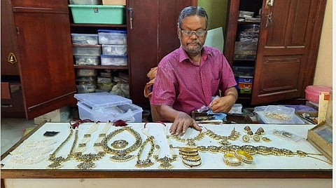 வாழ்வாதாரம் இழந்து தவிக்கும் கோயில் நகை தயாரிப்புக் கலைஞர்கள்: புவிசார் குறியீடு பெற்ற தொழில் காக்கப்படுமா? 