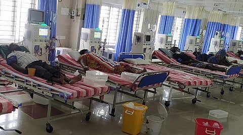 புதுக்கோட்டை அரசு மருத்துவக் கல்லூரி மருத்துவமனையில் உள்ள டயாலிசிஸ் மையத்தில் சிகிச்சை பெற்று வருவோர்.