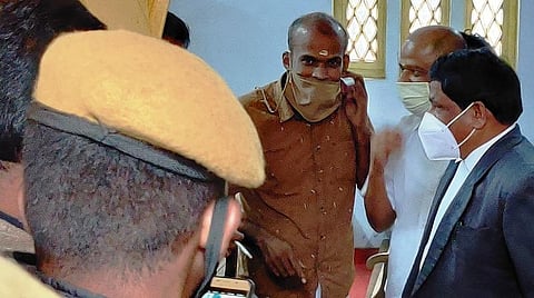 உதகை மாவட்ட நீதிமன்றத்தில் கோடநாடு வழக்கு விசாரணையில் குற்றம் சாட்டப்பட்ட சயான், மனோஜூக்காக ஆஜரான கூடலூர் எம்எல்ஏ திராவிடமணி.