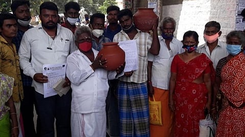 ஐந்து அம்ச கோரிக்கைகளை வலியுறுத்தி மண்பாண்டங்களுடன் திண்டுக்கல் ஆட்சியர் அலுவலகம் வந்த மண்பாண்ட தொழிலாளர்கள்.
