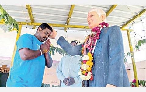 ட்ரம்ப்புக்கு தனது வீட்டின் முன் 6 அடியில் சிலை வைத்து தினமும் வழிபட்டு வந்த  தீவிர ரசிகர் கிருஷ்ணா. (கோப்புப்படம்)