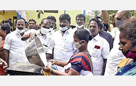 அகரம் கிராமத்தில் நடமாடும் நியாயவிலைக் கடையில் கூட்டுறவு ஒன்றிய தலைவர் ஆறுமுகம் விற்பனையை தொடங்கிவைத்தார்.
