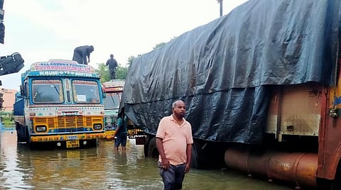 வெள்ளக்காடான புதுச்சேரி ஏனாம் பிராந்தியம்.