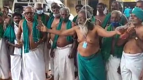 தென்காசி ஆட்சியர் அலுவலகம் அருகில் 2-வது நாளாக விவசாயிகள் காத்திருப்புப் போராட்டம்: மேலாடையின்றி, கழுத்தில் தூக்குக் கயிறு மாட்டியபடி கோஷம்