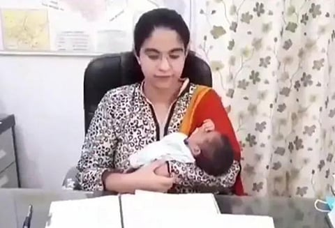 14 நாட்கள் பச்சிளம் குழந்தையோடு மீண்டும் பணியில் இணைந்த ஐஏஎஸ் அதிகாரி: அர்ப்பணிப்புக்கு உதாரணம் என மக்கள் பாராட்டு