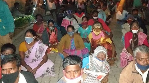உழவர் சந்தை முன்பாக தர்ணா போராட்டத்தில் ஈடுபட்ட விவசாயிகள்.