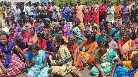 ராணுவ வீரர் உடல் சொந்த ஊரில் தகனம்: கிராம மக்கள் சாலை மறியல்