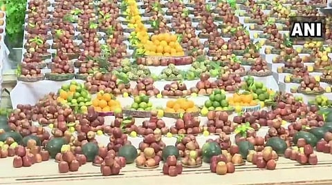 கரோனா நோயாளிகளுக்காக 3 ஆயிரம் கிலோ ஆப்பிள்களை வைத்து அகமதாபாத் கோயிலில் பூஜை