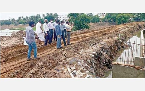 சிட்லப்பாக்கம் ஏரியில் நடைபெறும்  சீரமைப்பு பணிகளை வனம் மற்றும் சுற்றுச்சூழல் துறை அதிகாரிகள்  நேற்று ஆய்வு செய்தனர்.