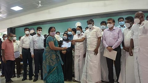 ஒருங்கிணைந்த வேலூர் மாவட்டம் மற்றும் திருவண்ணாமலை மாவட்டங்களைச் சேர்ந்த 275 தனியார் பள்ளிகளுக்கான அங்கீகார ஆணையை பள்ளிக்கல்வித்துறை அமைச்சர் கே.ஏ.செங்கோட்டையன் வழங்கினார்.