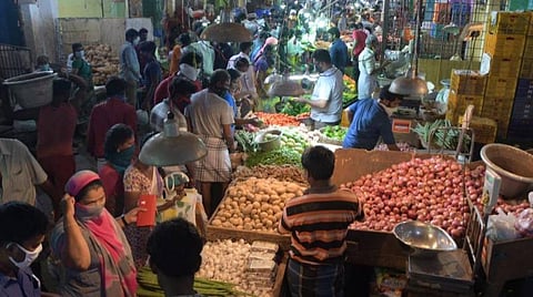கோயம்பேடு சந்தையில் அனைத்து கடைகளையும் திறக்காவிட்டால் மாநிலம் தழுவிய போராட்டம் நடத்தப்படும்: அரசுக்கு விக்கிரமராஜா எச்சரிக்கை