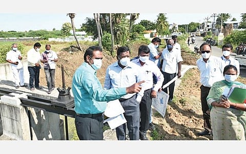 வடகிழக்கு பருவமழை தொடங்க உள்ள நிலையில் காஞ்சிபுரம் மாவட்டம் ஆதனூரில் தொடங்கும் அடையாறு ஜீரோ பாயின்ட் பகுதியில் காஞ்சிபுரம் மாவட்ட வெள்ளத் தடுப்பு கண்காணிப்பு அலுவலர் சுப்ரமணியம், காஞ்சிபுரம் மாவட்ட ஆட்சியர் பொன்னையா ஆகியோர் உயர் அதிகாரிகளுடன் வெள்ளத் தடுப்பு பணிகள் குறித்து ஆய்வு செய்தனர். படம்: எம்.முத்துகணேஷ்