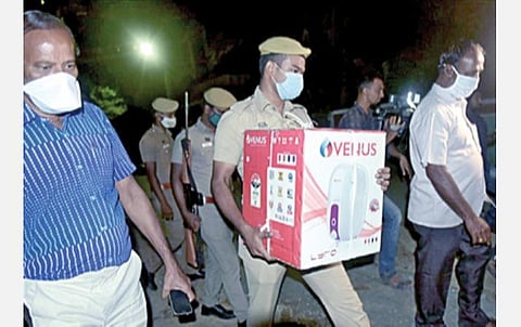 மாசு கட்டுப்பாட்டு வாரிய பொறியாளர் வீட்டில் விஜிலென்ஸ் சோதனை; ரூ.3.60 கோடி, 3.5 கிலோ தங்க நகை பறிமுதல்: ரூ.100 கோடி மதிப்பிலான சொத்து ஆவணம் பிடிபட்டது