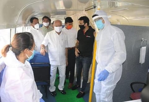 நடமாடும் மருத்துவமனையைப் பார்வையிடும் கர்நாடக முதல்வர் எடியூரப்பா | கோப்புப் படம்.