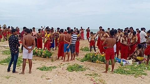 குலசேகரன்பட்டினம் தசரா திருவிழா நாளை மறுநாள் கொடியேற்றத்துடன் தொடங்குவதை முன்னிட்டு காளி பூஜைக்காக புனித நீர் எடுக்க கடற்கரையில் குவிந்த பக்தர்கள்.