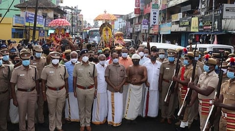 நவராத்திரி விழாவிற்கு பவனியாக சென்ற குமரி சுவாமி விக்ரகங்கள் கேரள தேவசம் அதிகாரிகளிடம் ஒப்படைப்பு: களியக்காவிளை எல்லையில் போலீஸார் மரியாதை