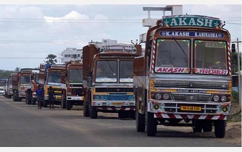 பேருந்து, லாரிக்கான தகுதிச் சான்று தொடர்பான போக்குவரத்து ஆணையர் உத்தரவுக்கு உயர் நீதிமன்றம் இடைக்கால தடை
