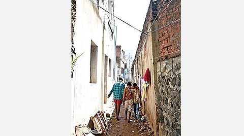 பம்மல் நாகல்கேணி குடியிருப்பு பகுதியில் ஆபத்தான நிலையில் சாய்ந்து நிற்கும் சுற்றுச்சுவர். படம்: எம்.முத்துகணேஷ்