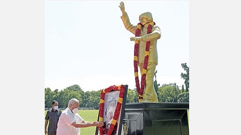 அப்துல் கலாமின் 89-வது பிறந்தநாள் நேற்று கொண்டாடப்பட்டது. இதையொட்டி, சென்னை ராஜ்பவனில் உள்ள அவரது சிலையின் கீழ் வைக்கப்பட்டுள்ள உருவப் படத்துக்கு ஆளுநர் பன்வாரிலால் புரோஹித் மலர் தூவி மரியாதை செலுத்தினார்.