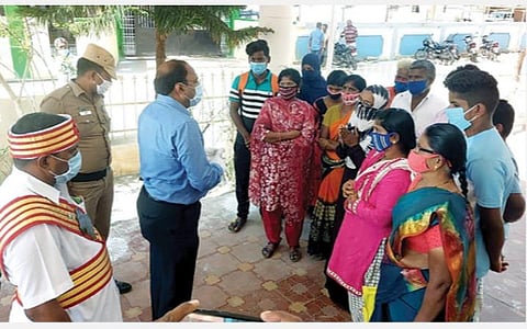 திருப்பத்தூர் மாவட்ட ஆட்சியர் அலுவலகத்தை நேற்று முற்றுகையிட்ட பொது மக்களிடம் பேச்சுவார்த்தை நடத்திய ஆட்சியர் சிவன் அருள்.