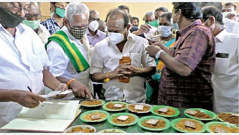 கவுந்தப்பாடி ஒழுங்குமுறை விற்பனைக்கூடத்தில் இருந்து பழநி கோயிலுக்கு நாட்டுச்சர்க்கரை கொள்முதலைத் தொடங்கி வைக்க வந்த அமைச்சர் கருப்பணன், விற்பனைக்கு வைக்கப்பட்டுள்ள நாட்டுச் சர்க்கரையின் பல்வேறு மாதிரிகளைப் பார்வையிட்டார்.