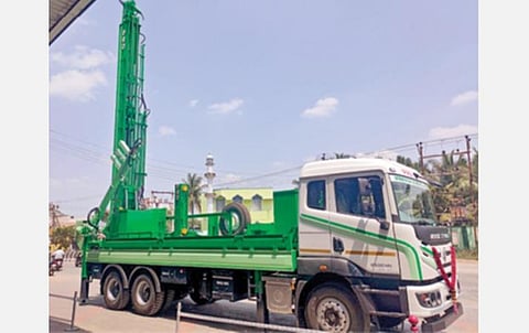 2500 அடி ஆழம் வரை துளையிடக் கூடிய ரிக் வாகனம்.