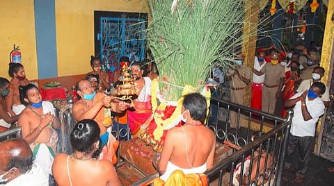 குலசேகரன்பட்டினம் தசரா திருவிழா கொடியேற்றத்துடன் தொடக்கம்: பக்தர்களுக்கு அனுமதி அளிக்கப்படவில்லை