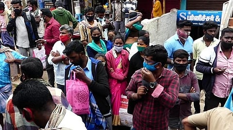 பேருந்திலிருந்து இறக்கி விடப்பட்ட பயணிகள்