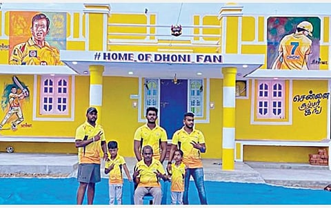 வீட்டை மஞ்சள் வண்ணத்துக்கு மாற்றிய தோனி ரசிகர் கோபிகிருஷ்ணன் (இடமிருந்து முதலாவது)  மற்றும் அவரது குடும்பத்தினர்.