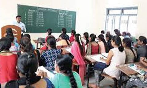 தமிழக அரசு கல்லூரிகளில் உள்ள காலி பணியிடங்களில் 3,000 கவுரவ விரிவுரையாளர்களை நியமிக்க திட்டம்: தேர்வாணையம் மூலம் பணியிடத்தை நிரப்ப கோரிக்கை