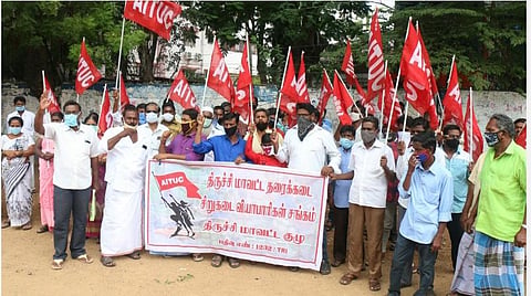 திருச்சி மாவட்ட ஆட்சியர் அலுவலகம் அருகே ஆர்ப்பாட்டத்தில் ஈடுபட்ட ஏஐடியுசி தரைக் கடை, சிறு கடை வியாபாரிகள் சங்கத்தினர் | படம்: ஜி.ஞானவேல்முருகன்.
