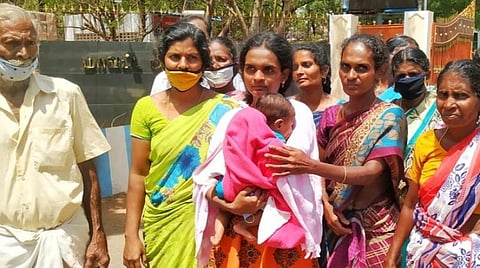 தட்டார்மடம் செல்வன் கொலை வழக்கில் தொடர்புடைய காவல் ஆய்வாளர் மீது மனு அளிக்கக் கோரி ஆட்சியரிடம் மனு அளிக்க வந்த அவரது தந்தை, மனைவி உள்ளிட்டோர்.