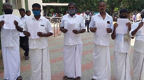 கடலாடி அருகே ஆறு குடும்பத்தினரை ஊரைவிட்டு ஒதுக்கி வைத்ததாகப் புகார் 