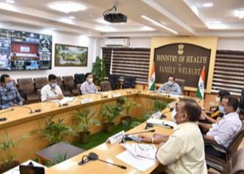 பண்டிகைக் காலத்தில் கரோனா முன்னெச்சரிக்கை: குஜராத் துணை முதல்வருடன் ஹர்ஷ வர்த்தன் ஆலோசனை
